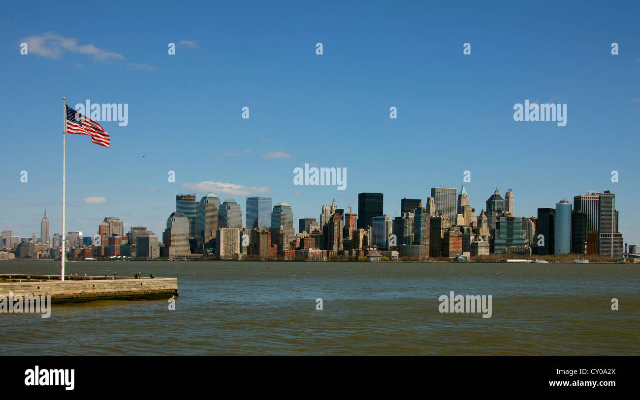 Skyline di Manhattan, bandiera americana, la città di New York, New York, Stati Uniti, America del Nord Foto Stock