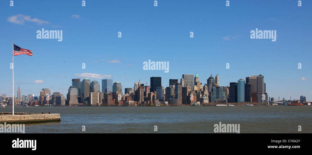 Skyline di Manhattan, bandiera americana, la città di New York, New York, Stati Uniti, America del Nord Foto Stock