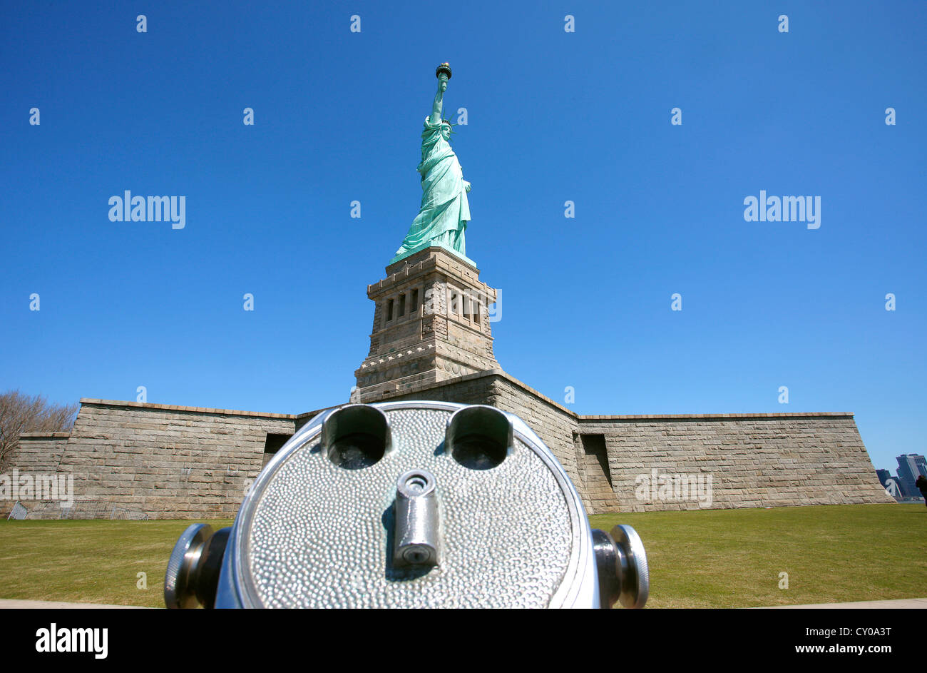 Statua della Libertà con una moneta-telescopio, Liberty Island, New York New York, Stati Uniti, America del Nord Foto Stock