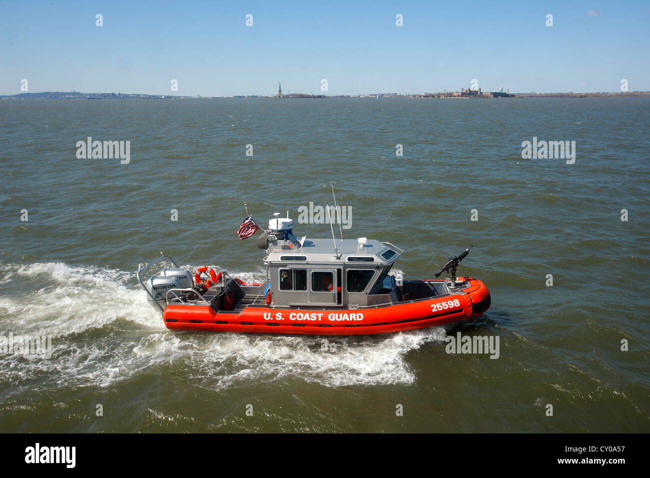 Barca in gomma dell'U.S. Coast Guard, tour per la Statua della Libertà, Liberty Island, New York New York, Stati Uniti Foto Stock