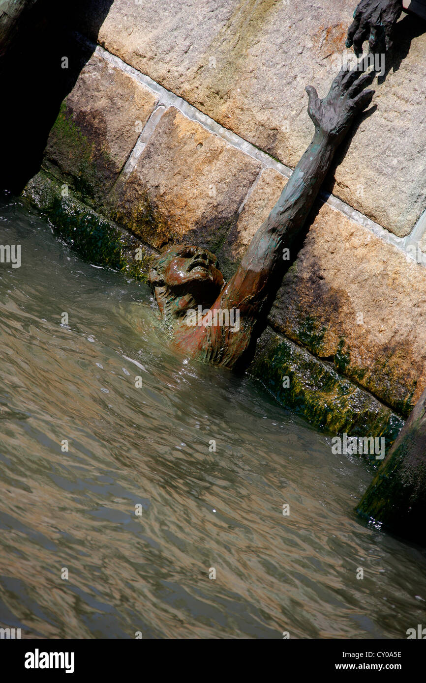 La scultura di un uomo di annegamento al Molo 4, New York New York, Stati Uniti, America del Nord Foto Stock