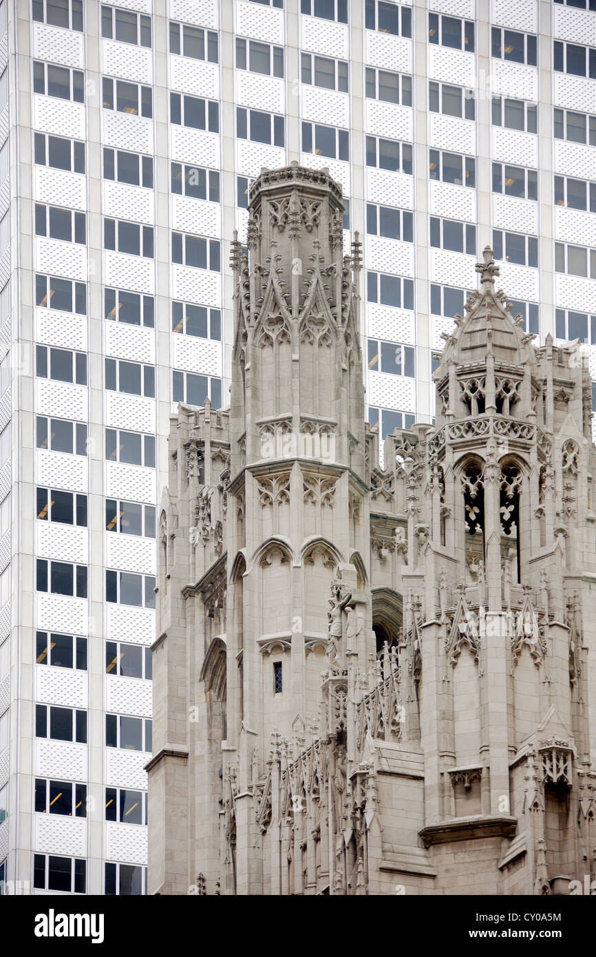 Facciata della chiesa di San Tommaso di Chiesa, 1 West 53rd Street, di fronte a un edificio di uffici, New York New York, Stati Uniti Foto Stock