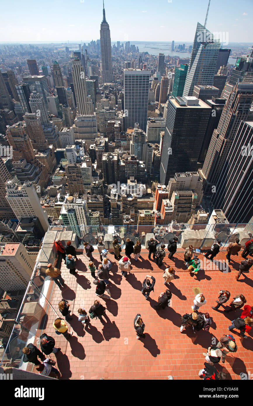 Piattaforma di Osservazione, vista dal Rockefeller Center verso la skyline con l'Empire State Building, New York New York Foto Stock