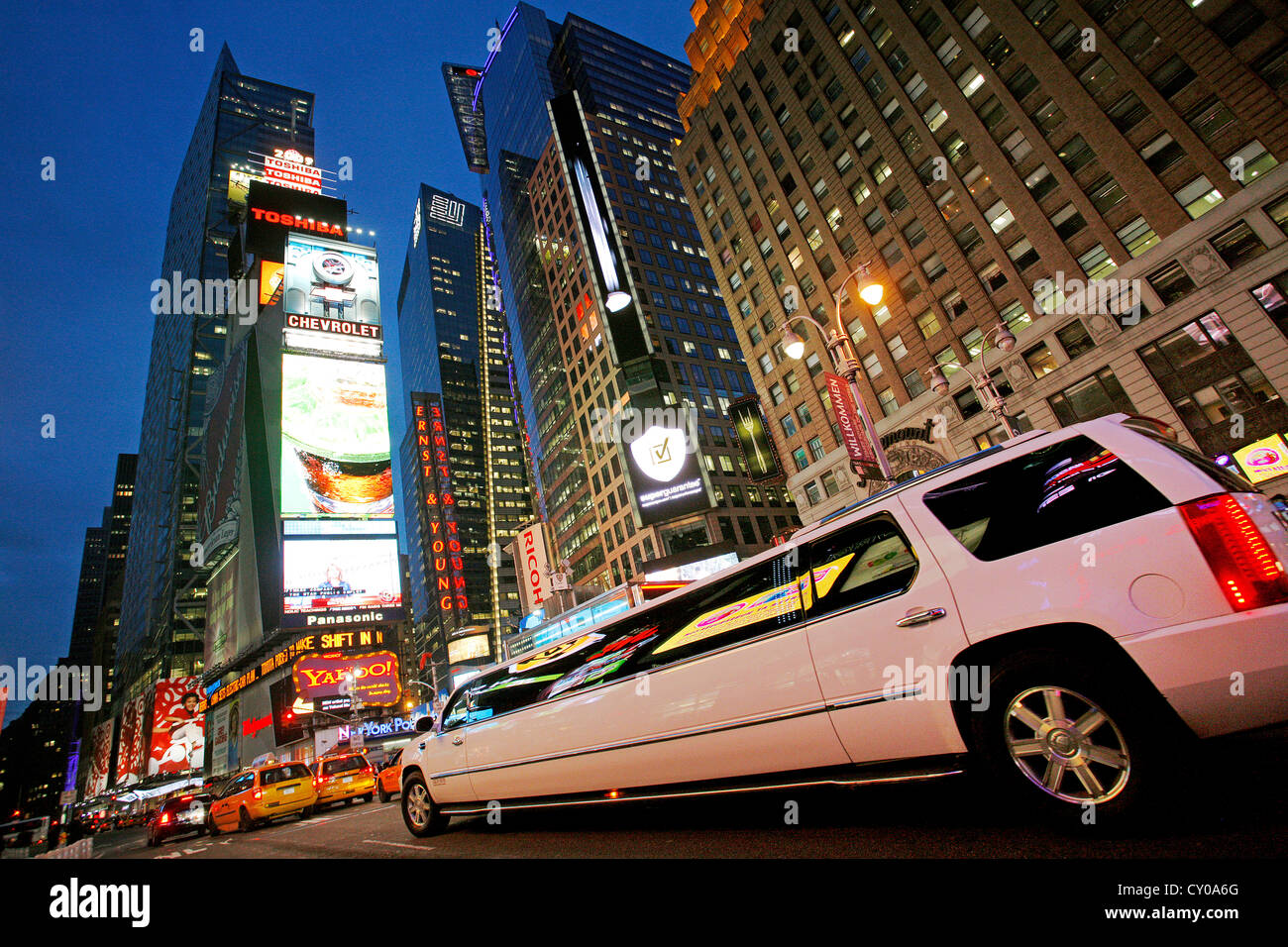 Limousine, Times Square di notte, la città di New York, New York, Stati Uniti, America del Nord Foto Stock