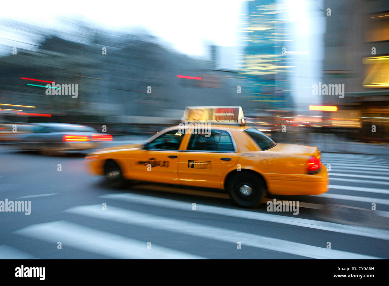 New York cabina, zebra crossing, con motion blur, la città di New York, New York, Stati Uniti, America del Nord Foto Stock