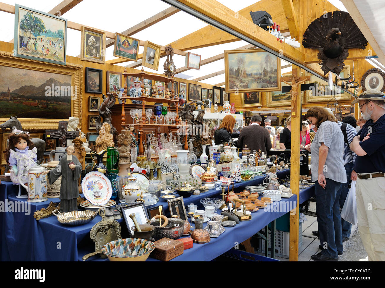 Commerciante d'antiquariato, Auer Dult fair, Mariahilfplatz square, Monaco di Baviera, Baviera, Baviera, PublicGround Foto Stock