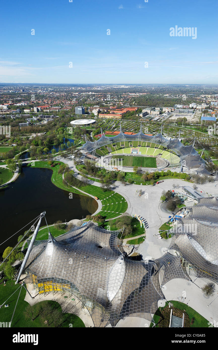 Vista dalla Torre della TV, Olympiaturm torre per l'Olympiapark e lo Stadio Olimpico di Monaco di Baviera Foto Stock