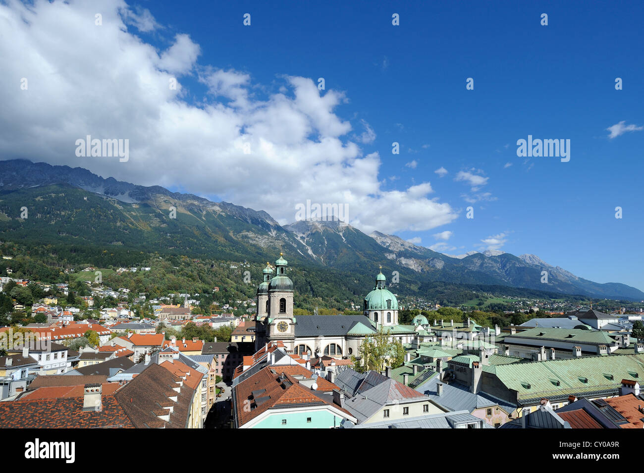 Vista del centro storico e la Cattedrale di San Giacomo come si vede dalla Stadtturm torre nord montagna Karwendel gamma A Foto Stock