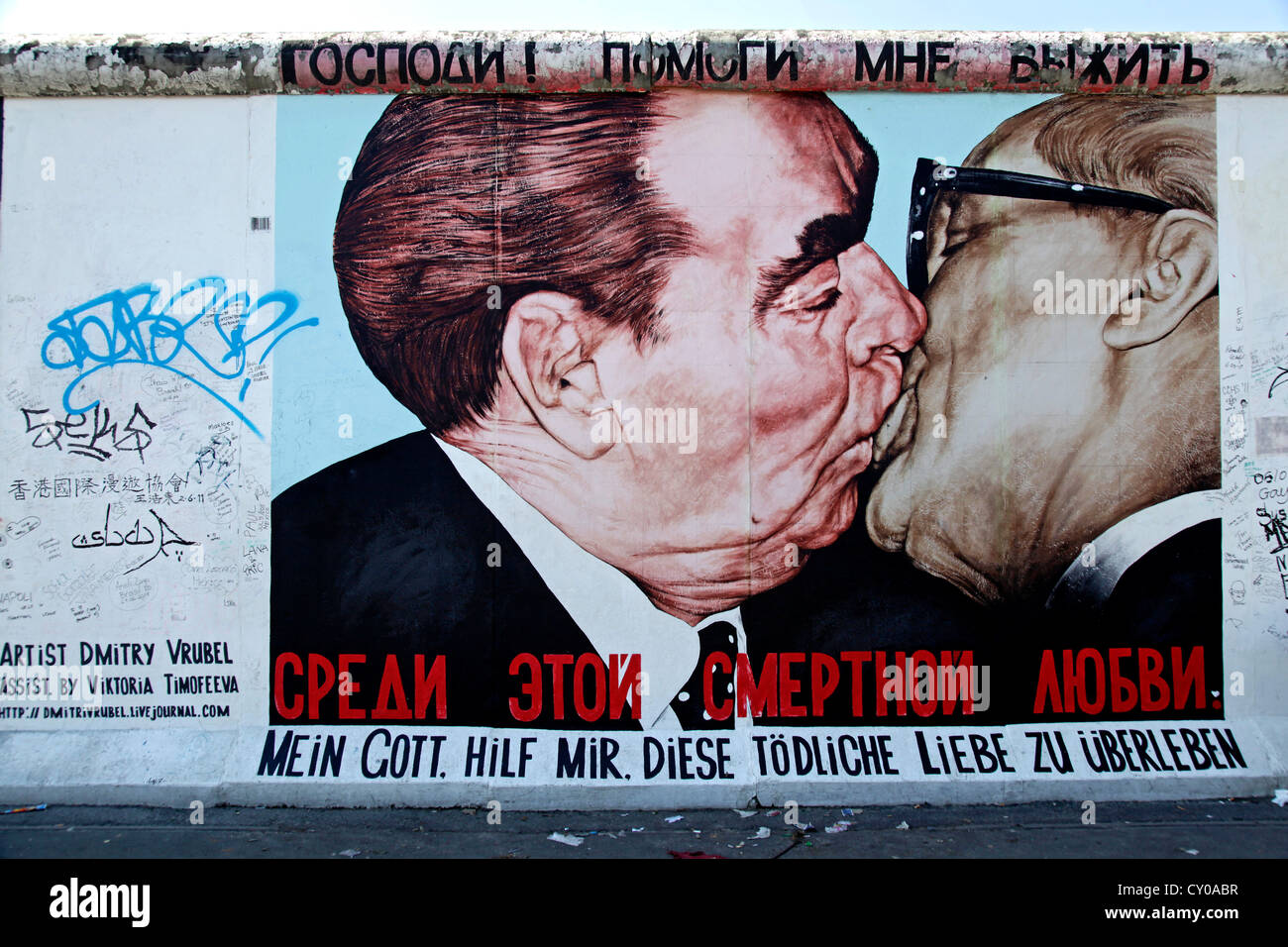 Bacio fraterno tra Leonid Brezhnev e Erich Honecker, pittura di Dmitri Vrubel Vladimirovic, resto del muro di Berlino Foto Stock