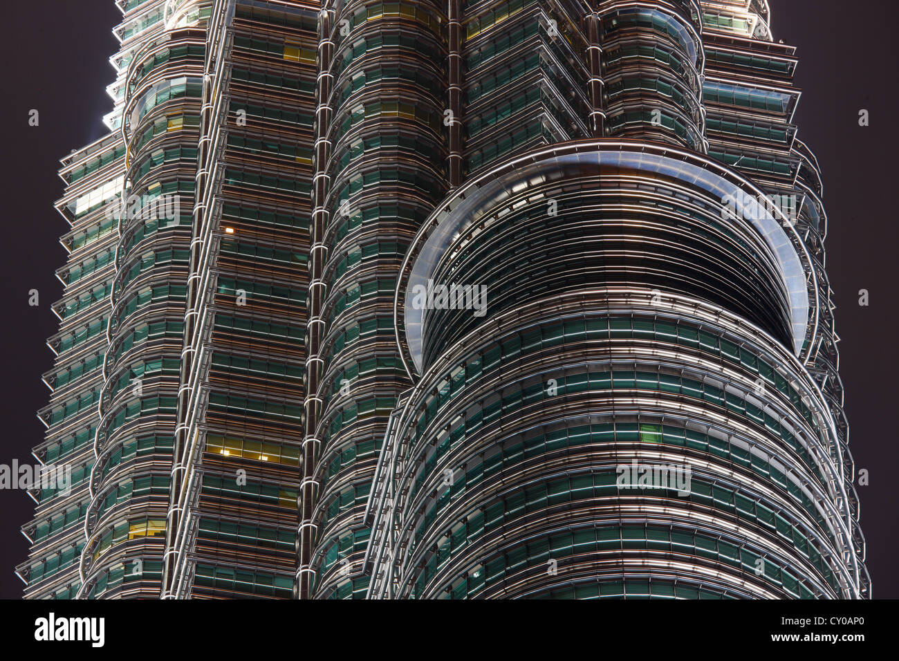 La facciata della Petronas Twin Towers, Torri Petronas, notte, Kuala Lumpur, Malesia, Asia sud-orientale, Asia Foto Stock