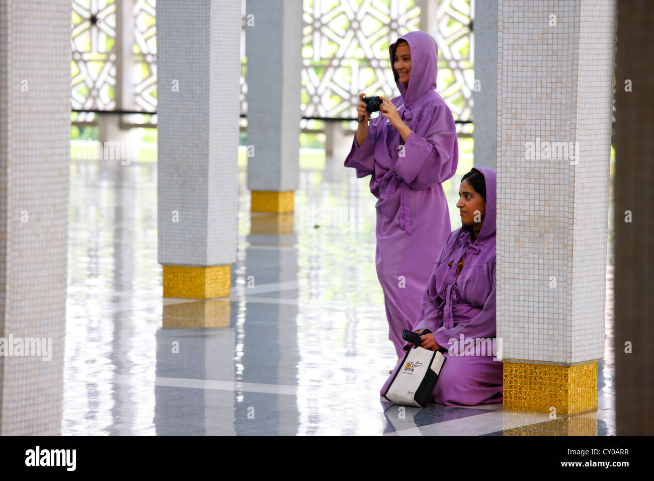 Le donne, turisti, Moschea Nazionale, Kuala Lumpur, Malesia, Asia sud-orientale, Asia Foto Stock