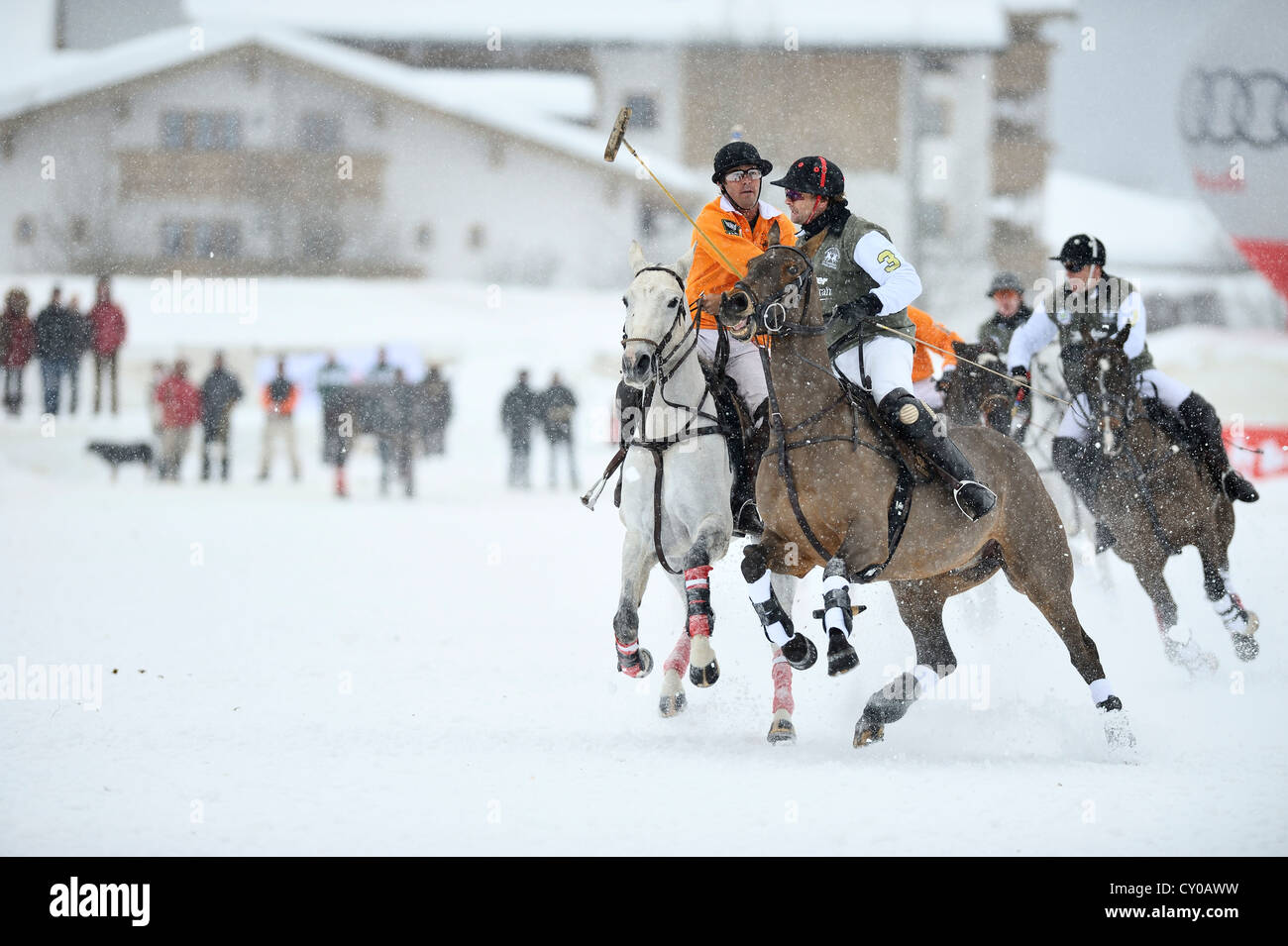 Pedro Fernandez Llorente del team 'Kitzbuehel' sul suo cavallo bianco, sinistra, lottando contro Tarquin Southwell del team 'Hawker Foto Stock