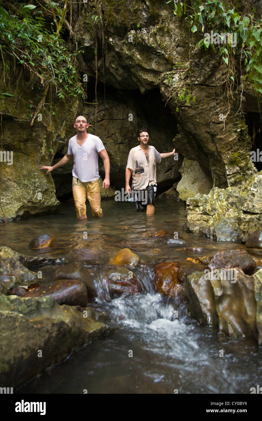 BODHI GARRETT e AUSTIN LOVELL emerge da una grotta con acqua avventura in Khao Sok NATIONAL PARK - SURATHANI PROVENCE, Thailandia MR Foto Stock