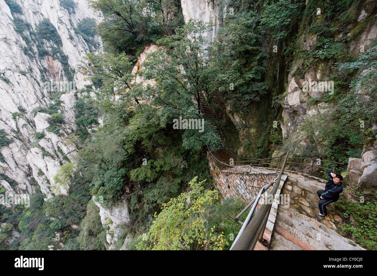 Un uomo di eseguire il kung fu sul sentiero a San Huang Zhai monastero sulla Montagna della canzone Foto Stock