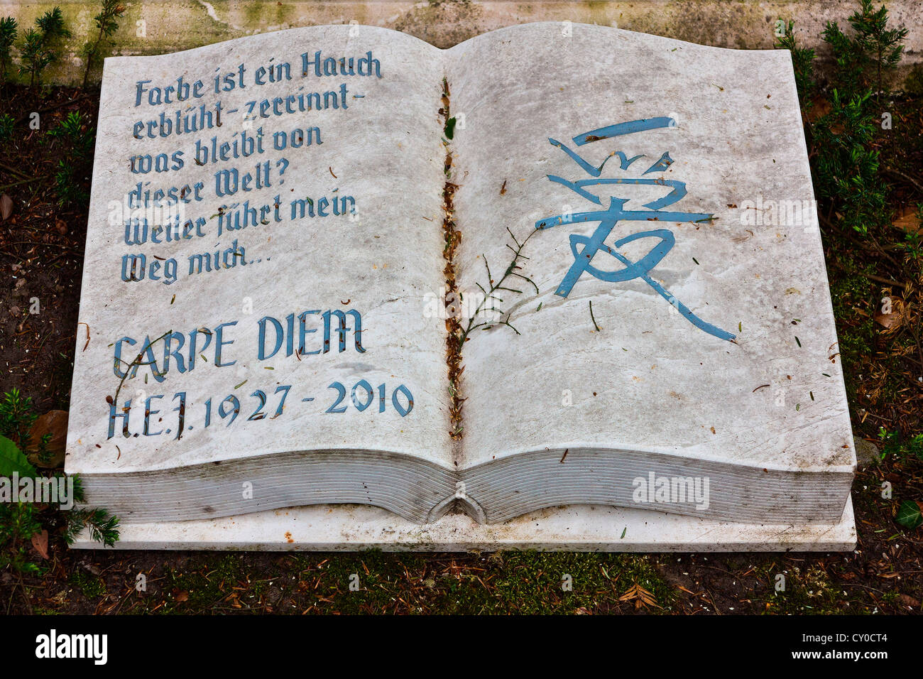 Libro di pietra incisa con carpe diem presso il cimitero storico di Weimar, Turingia Foto Stock