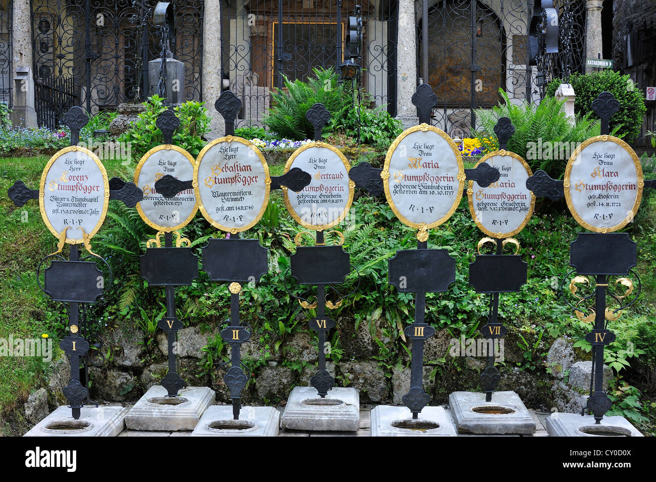 Vecchio croci in ferro battuto sulle tombe del XVIII secolo, San Pietro  cimitero, il più antico cimitero cristiano Sito di Salisburgo Foto stock -  Alamy