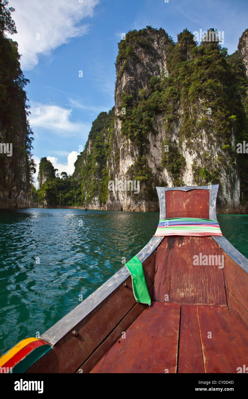 Formazioni carsiche circondano CHIEW LAN lago nel cuore di Khao Sok NATIONAL PARK - SURATHANI PROVENCE, Thailandia Foto Stock