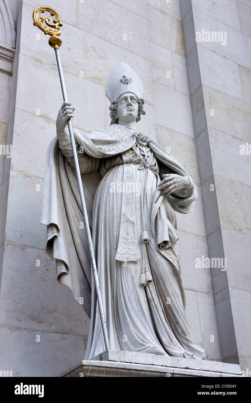 Scultura monumentale di San Ruperto, patrono della chiesa, al di fuori del duomo di Salisburgo, creato nel 1660 da Bartholomaeus van Opstal Foto Stock