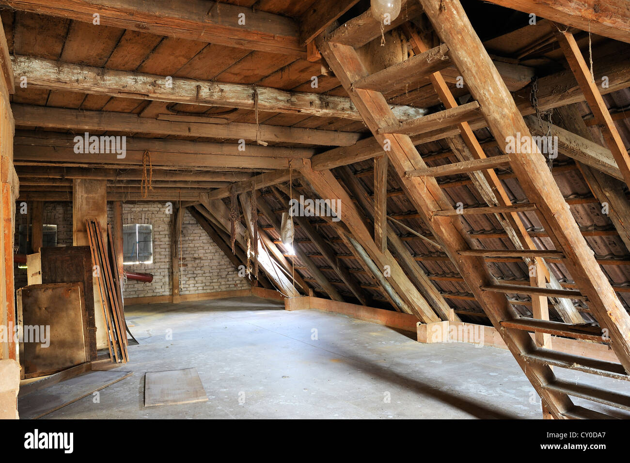 Il granaio di vuoto di un piccolo contadino che esci, Media Franconia, Bavaria Foto Stock