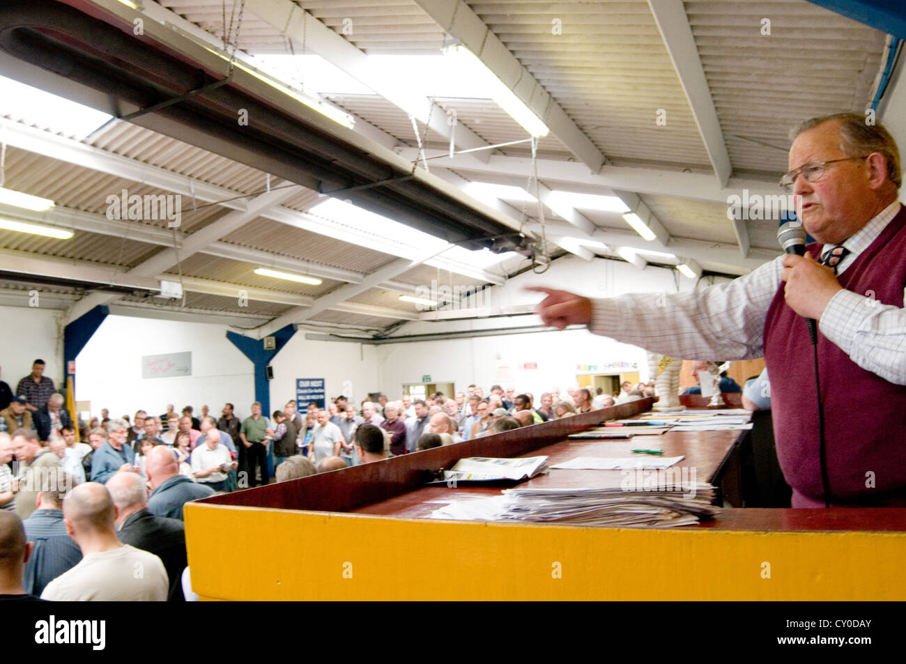 Auto asta aste acquisto di vecchie automobili a vendere acquistare vendere di seconda mano di seconda mano venditore auto uomo uomini vendite venditori banditore Foto Stock