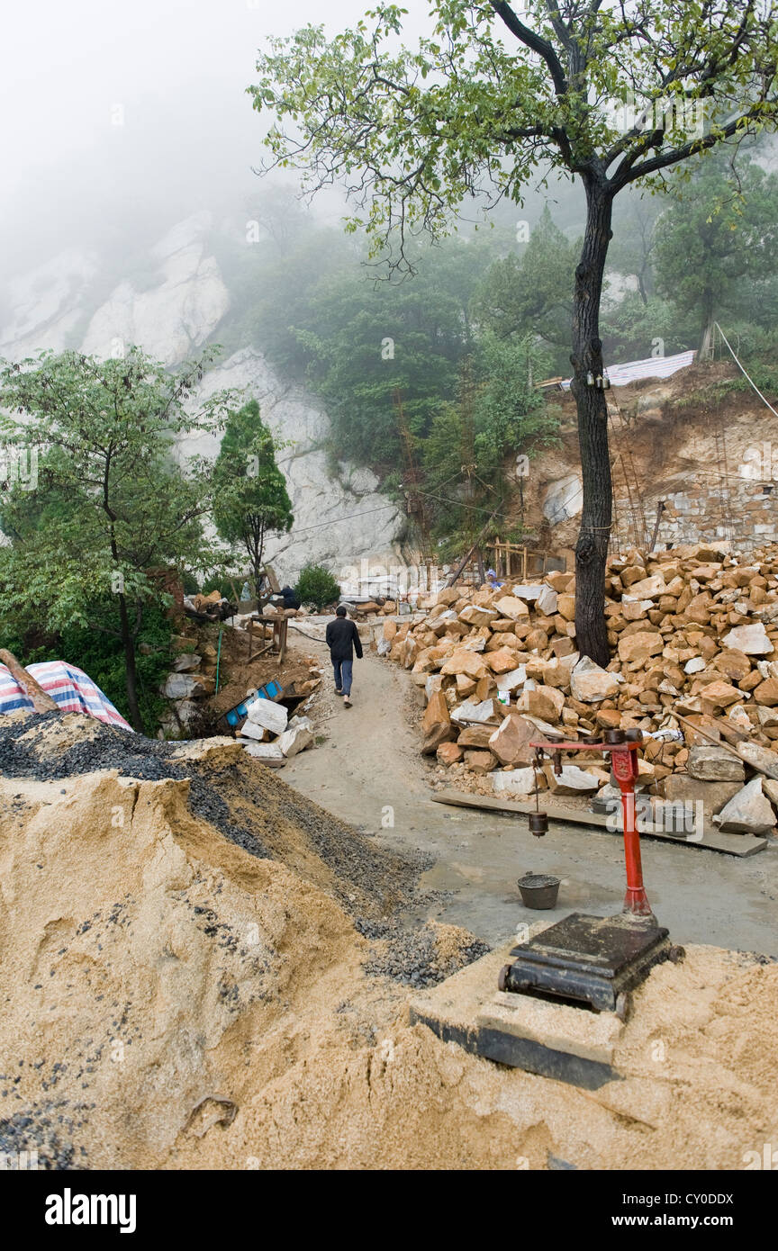 Un contrappeso di base scala di bilanciamento in corrispondenza di un sito in costruzione presso il San Huang Zhai monastero sulla canzone di montagna, Cina Foto Stock