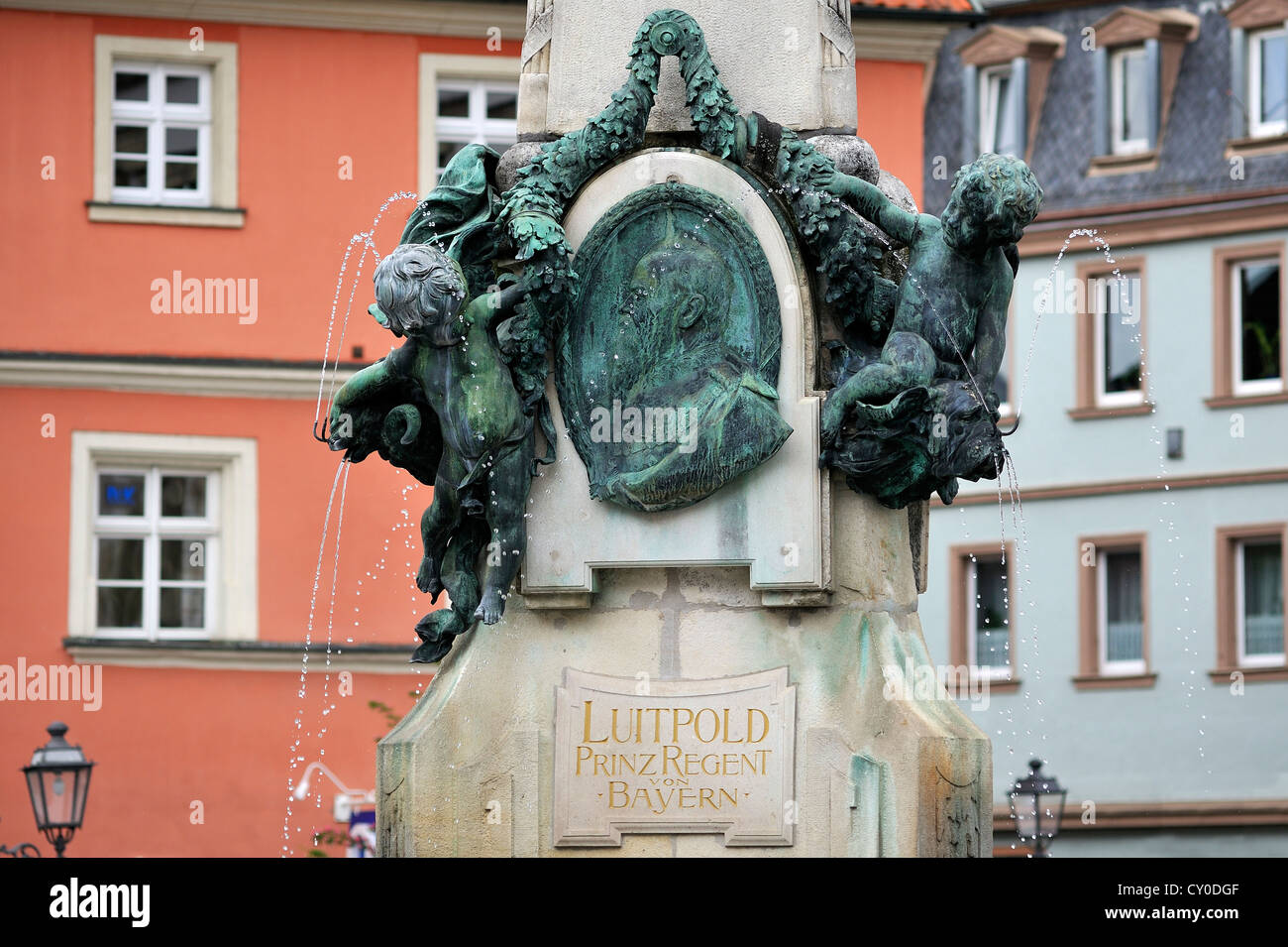 Due angeli inquadrando il ritratto del principe reggente Luitpold di Baviera, vista di dettaglio della fontana Luitpoldbrunnen, costruito nel 1898 Foto Stock