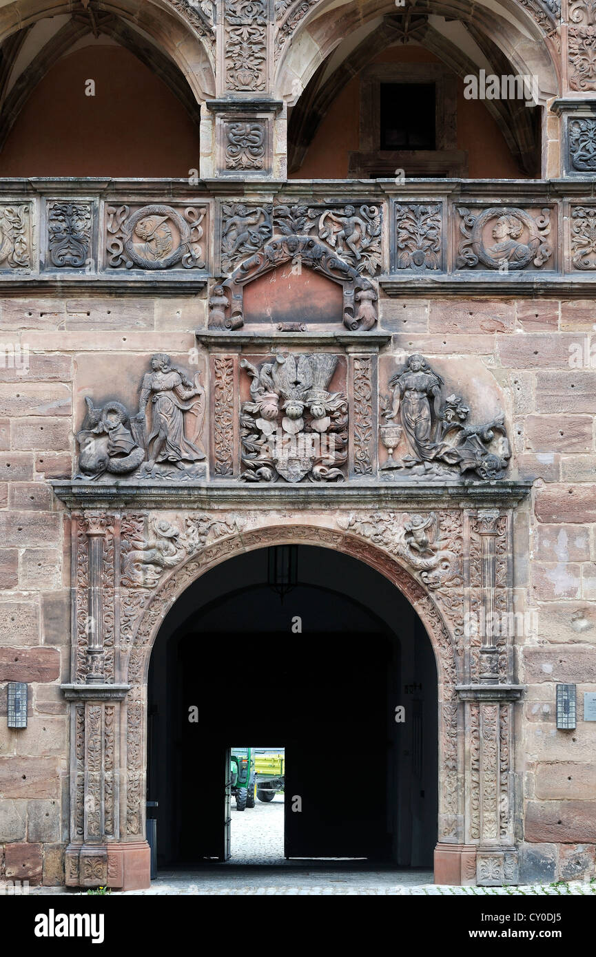 Il castello di Plassenburg, cancello di uscita da 'Schoener Hof", splendido cortile, con lo stemma del margravio di Foto Stock