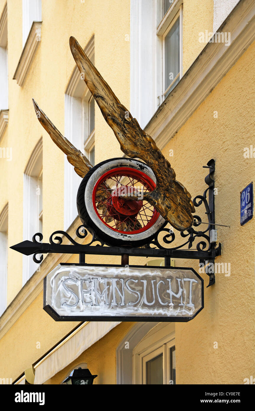 Auto ruota con ali, pubblicità scultura su una roccia bar, Amalienstrasse, Monaco di Baviera Foto Stock