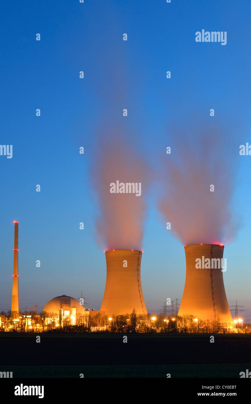 Grafenrheinfeld centrale nucleare gestito da E.ON, al tramonto, Schweinfurt, Bavaria Foto Stock
