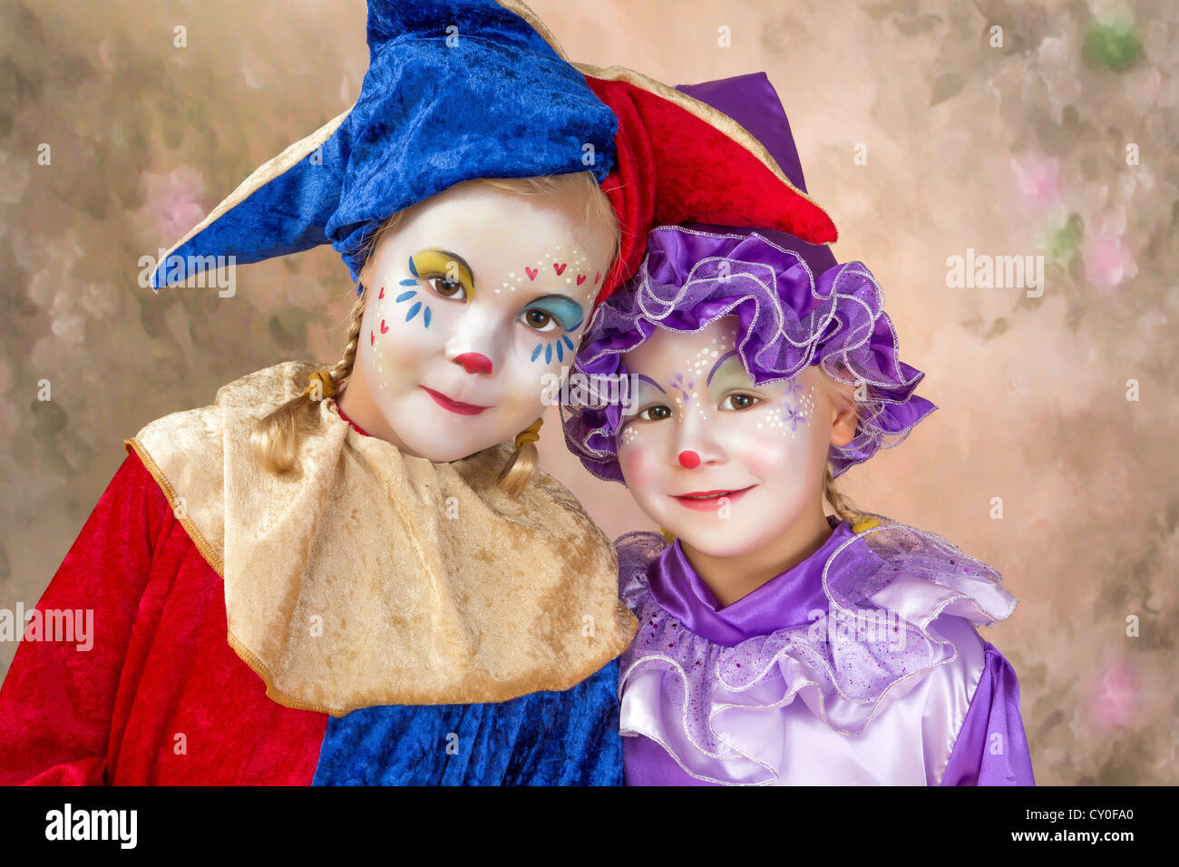 Portret di due adorabili bambine in clown travestimento Foto Stock