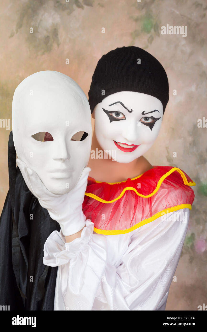 Sorridente pierrot tenendo un triste maschera bianca Foto stock - Alamy