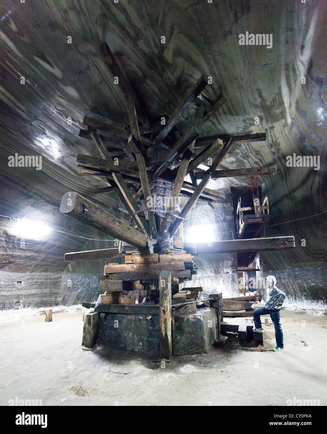 Tradizionale macchina di estrazione in una miniera di sale di Turda, Romania Foto Stock