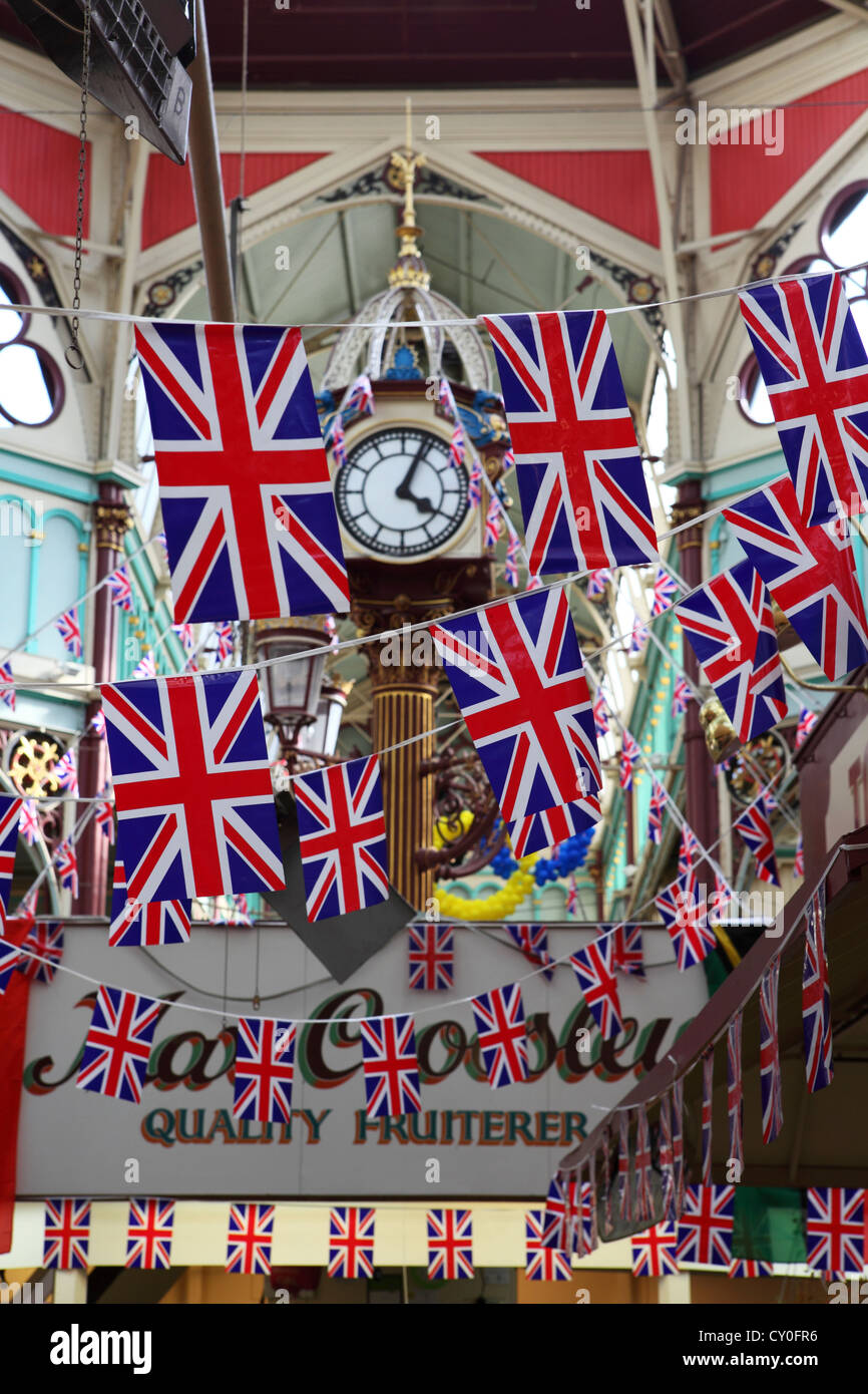 Union Jack appendere bandiere nel mercato di Borough di Halifax, West Yorkshire, Inghilterra. Foto Stock