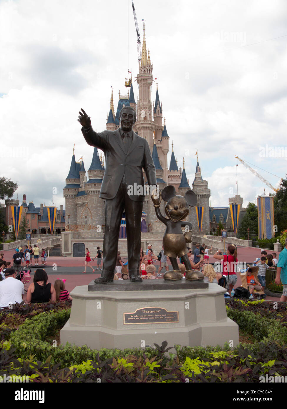 Partner statua di Walt Disney e Mickey Mouse nella parte anteriore del castello cinderllas nel regno magico Walt Disney World florida usa Foto Stock