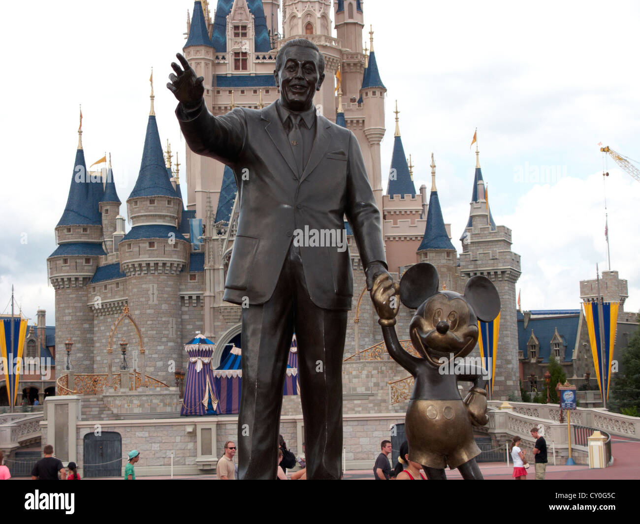 Partner statua di Walt Disney e Mickey Mouse nella parte anteriore del castello cinderllas nel regno magico Walt Disney World florida usa Foto Stock