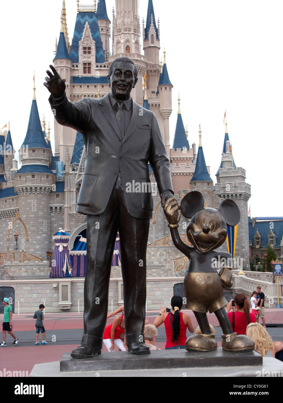 Partner statua di Walt Disney e Mickey Mouse nella parte anteriore del castello cinderllas nel regno magico Walt Disney World florida usa Foto Stock
