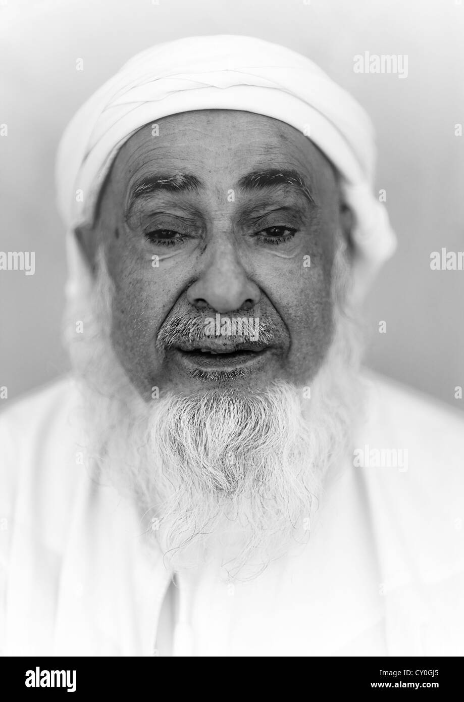 Il vecchio uomo dell'Oman in bianco Dishdasha, Nizwa, Oman Foto Stock