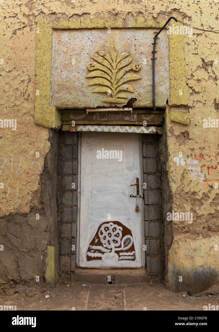 Una porta con un Palm decorazione sagomato nel vecchio quartiere di Nizwa, Oman Foto Stock