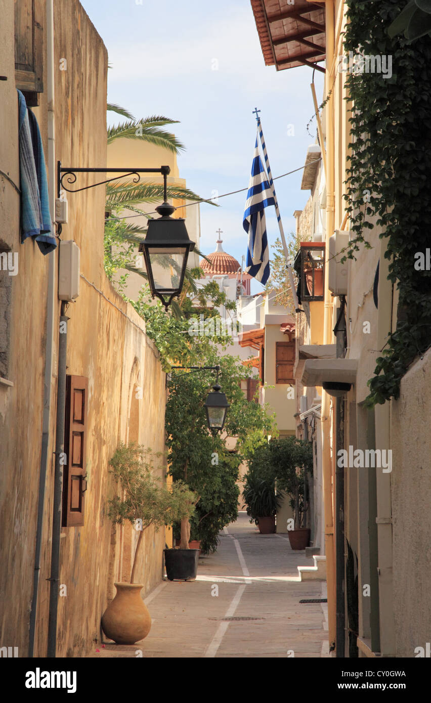 Strada stretta nella città vecchia di Rethymno, Creta, Grecia Foto Stock