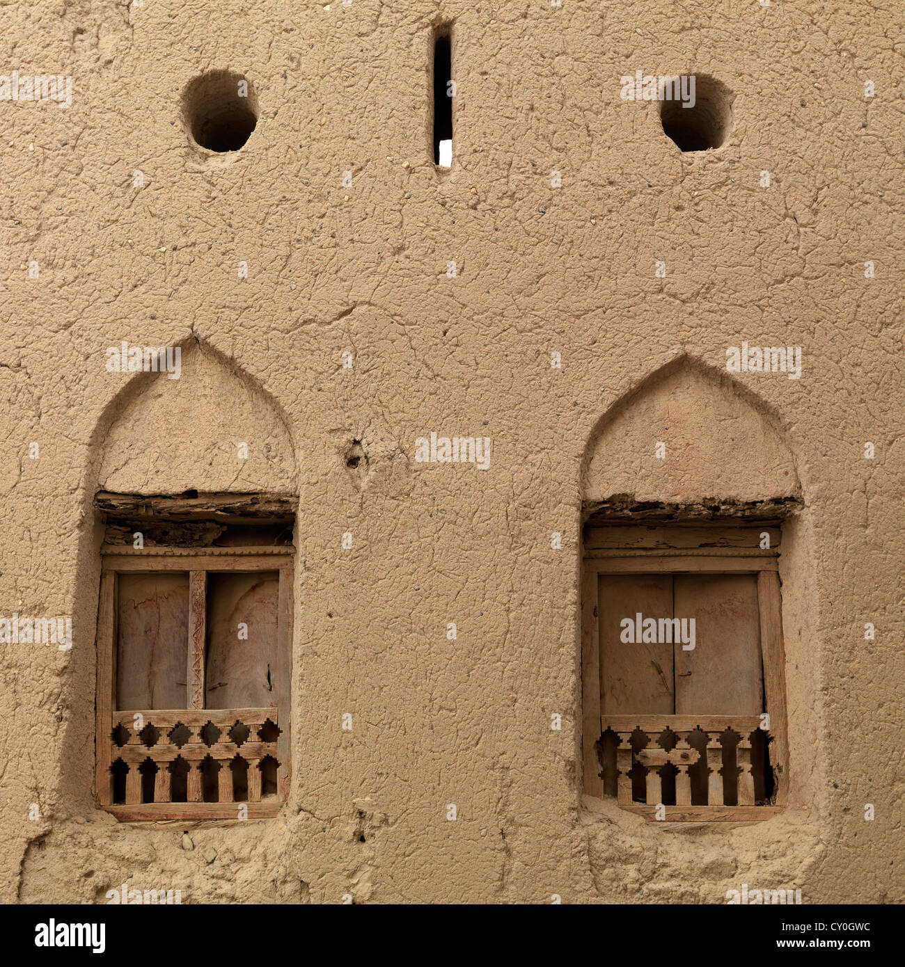 Finestre in legno in stile arabo nel vecchio quartiere di Nizwa, Oman Foto Stock