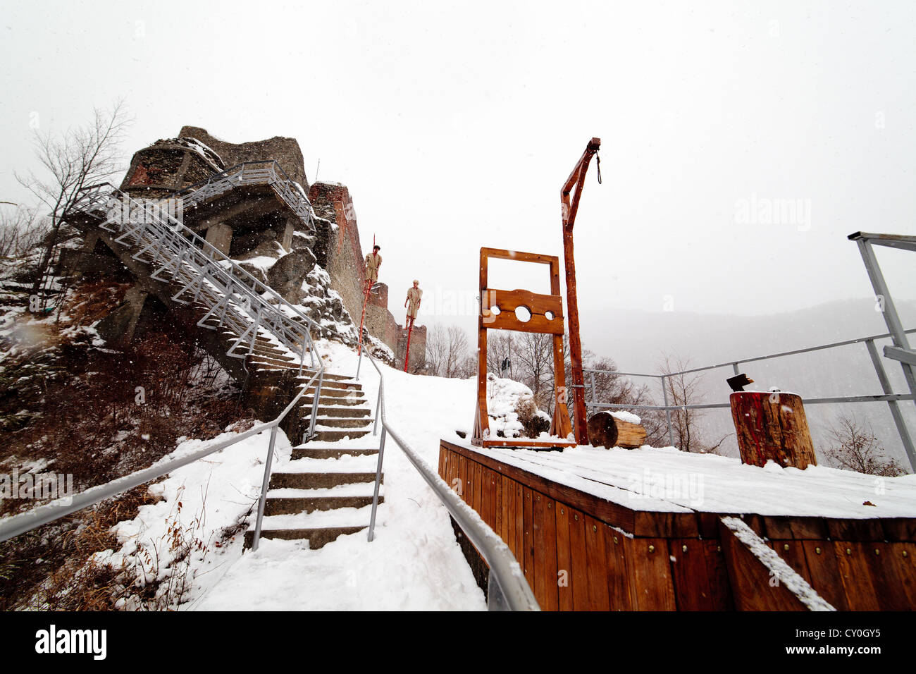 Rovine della cittadella di Poenari in inverno, Romania Foto Stock