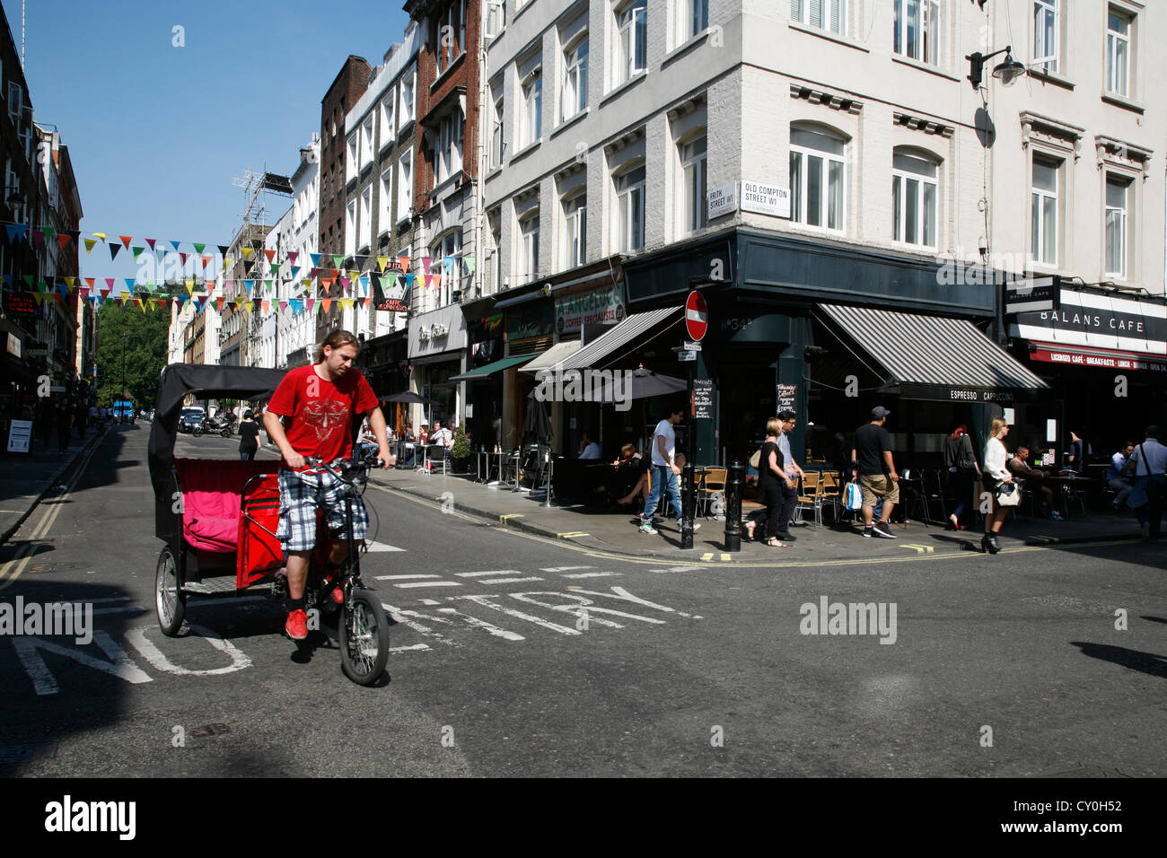 In rickshaw taxi sull'angolo di Old Compton Street e Frith Street, Soho, London, Regno Unito Foto Stock