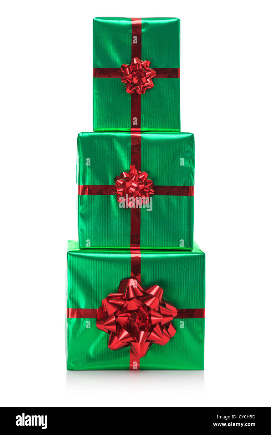 Tre regalo presenta in verde la carta di avvolgimento con fiocco rosso e nastro, isolato su uno sfondo bianco. Foto Stock