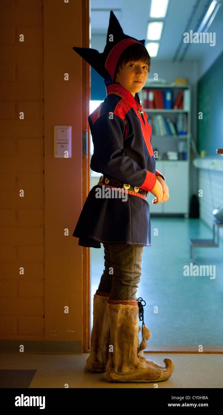 Sami figlio a scuola nel nord della Finlandia Foto Stock
