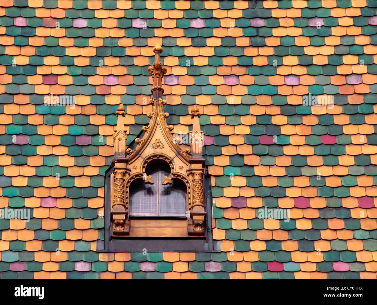 Ornamentali tegole del tetto e il tetto di windows. Foto Stock