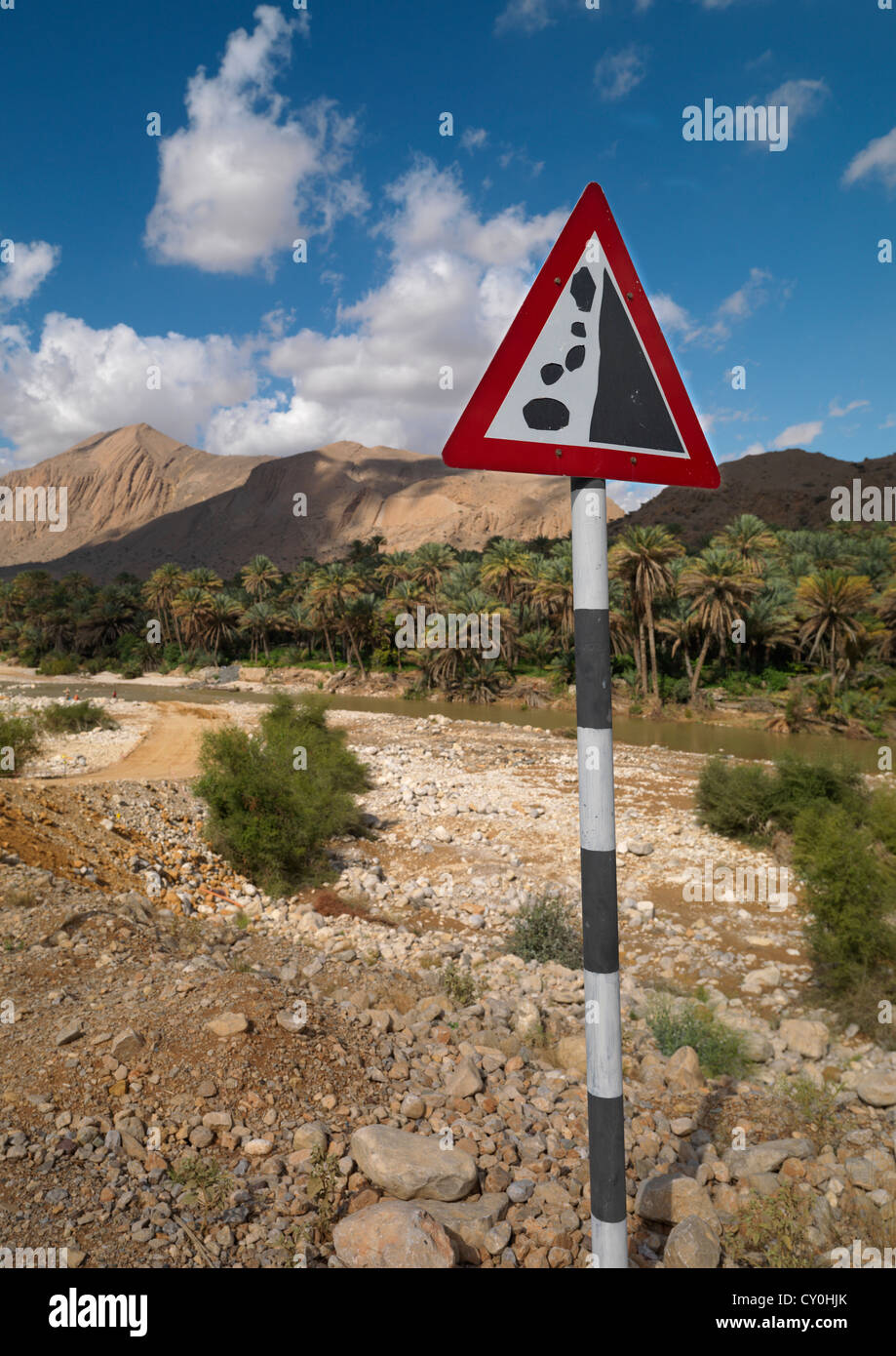 Cartello stradale di avvertimento di caduta di sassi, Wadi Bani Khalid, Oman Foto Stock