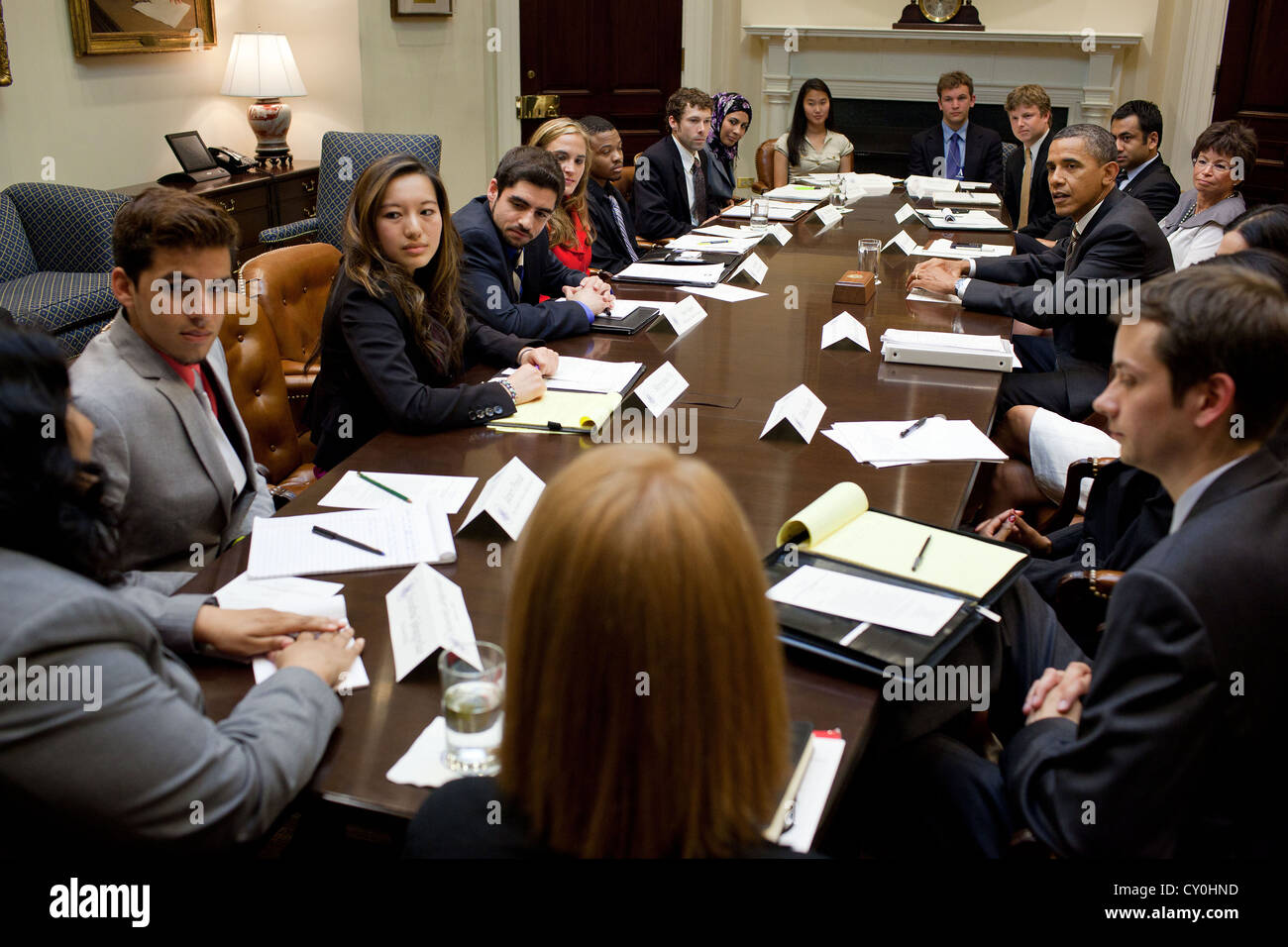 Il Presidente Usa Barack Obama incontra con giovani leader per una tavola rotonda della gioventù Giugno 6, 2011 nella sala Roosevelt della Casa Bianca. Foto Stock