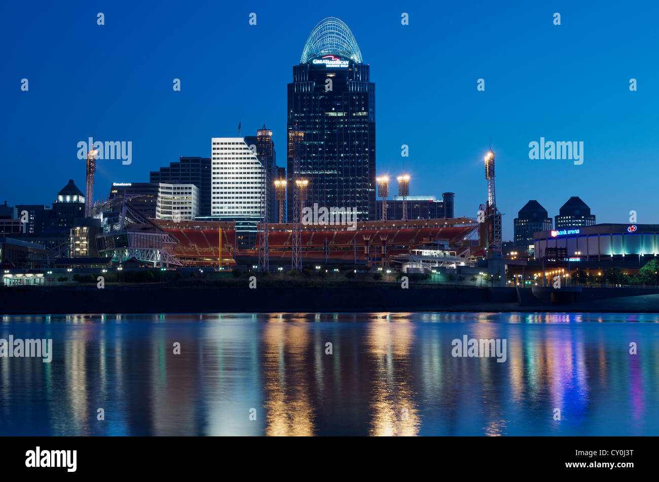 Cincinnati skyline all'alba con riflessioni dalla costruzione nel fiume Ohio Foto Stock