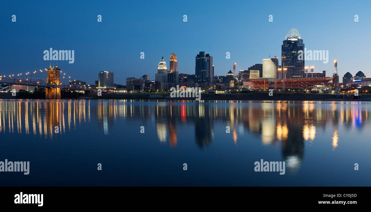 Lo skyline di Cincinnati e waterfront con riflessi di luci e di edifici nel fiume Ohio. Catturate la rottura dell'alba Foto Stock