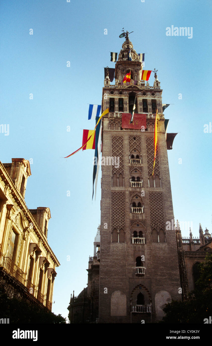 Siviglia Spagna Campanile la Giralda (ex Minareto) Alla cattedrale di Siviglia, patrimonio dell'umanità dell'UNESCO Foto Stock